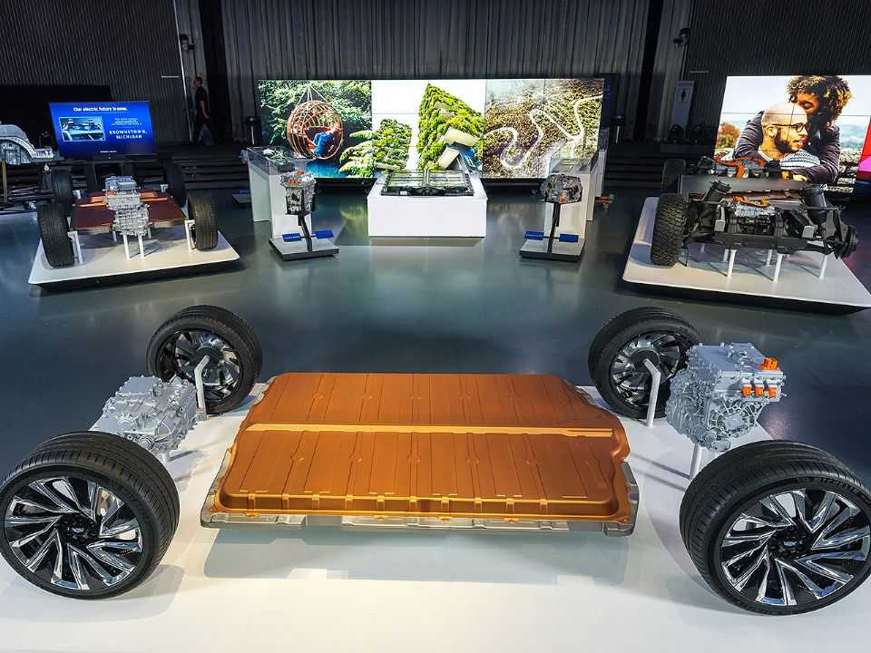 Acima a nova plataforma para modelos elétricos da GM e o inédito sistema de bateria Ultium: autonomia estimada superior a 660 quilômetros