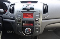 Samuel Pantuzo Rádio tem interface digital com fonte de fácil leitura. Ar-condicionado também tem comando elétrico