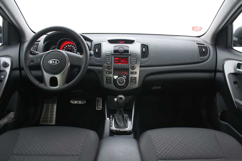 Interior do Cerato é bem resolvido com ergonomia adequada e acabamento de qualidade