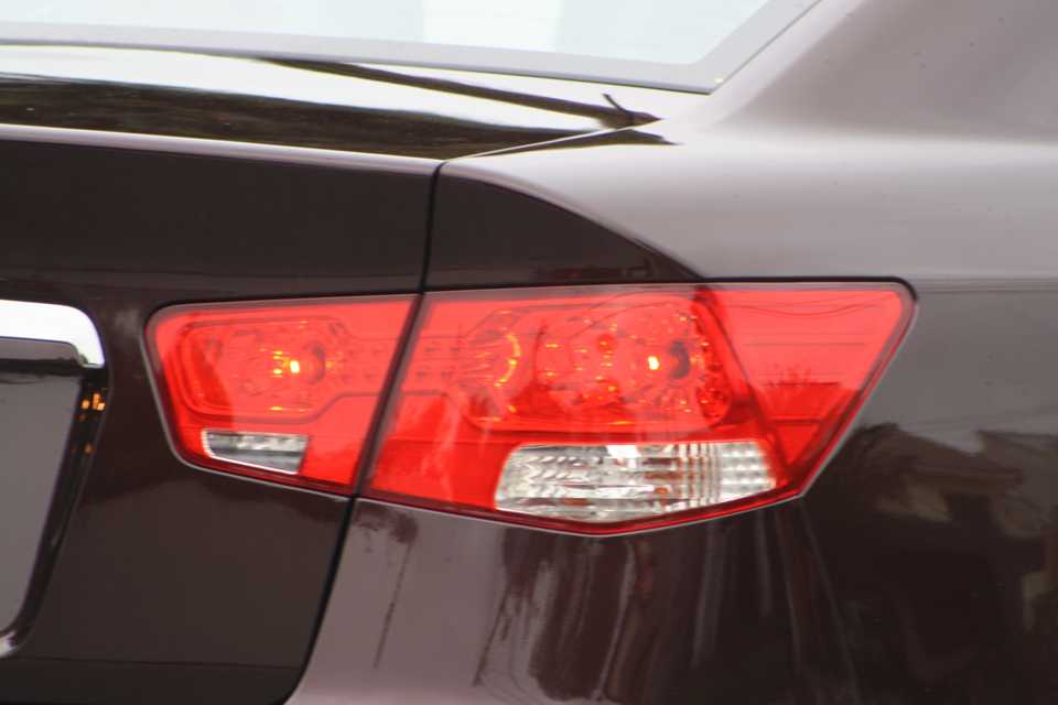Detalhe do design trapezoidal da lanterna
