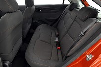 Chevrolet Versões mais caras têm banco bipartido