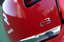 Luciano Falconi A parte externa do carro é coberta de detalhes cromados