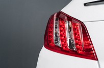 Divulgação As lanternas em faixas verticais possuem iluminação de LEDs