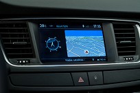Divulgação Sistema GPS está integrado ao painel do 508 e é operado pelo seletor entre os assentos