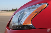 AUTOO Detalhe em flecha do farol, marca do novo design da Nissan