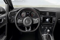 Volkswagen O volante do GTI tem a base achatada e comandos borboleta para trocas de marcha