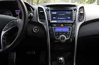 Karina Simões Tela de 7 polegadas touch screen com rário integrado, DVD, Bluetooth, MP3 e GPS