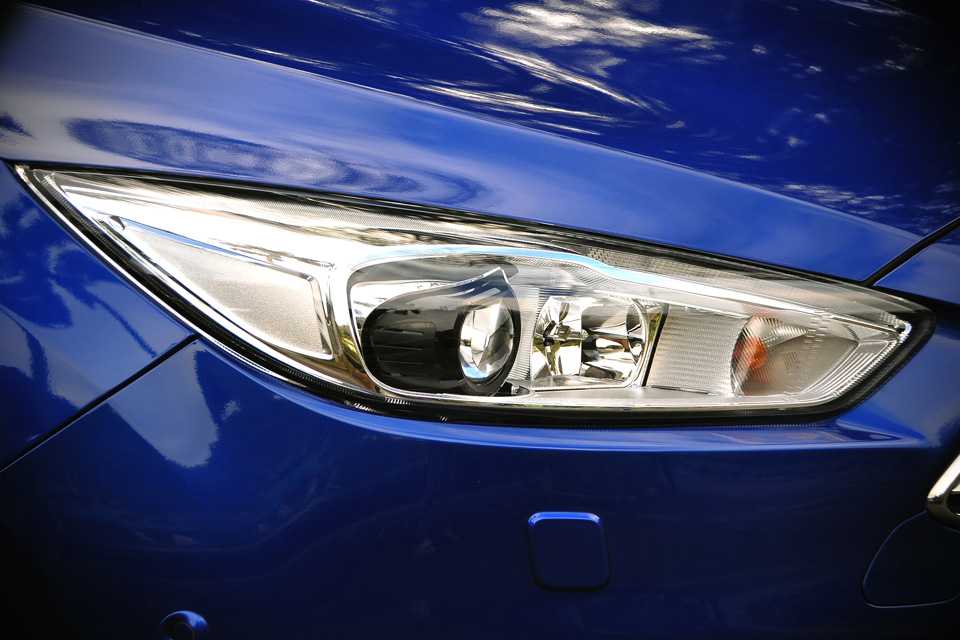 Faróis bi-xenon adaptativos ajustam a iluminação de acordo com a condição de rodagem