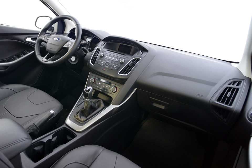 Cabine da versão de entrada SE com sistema SYNC, tela de 4,2”, conexão Bluetooth, entradas USB, comandos de voz para áudio e telefone, sistema AppLink e Assistência de Emergência