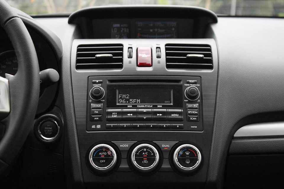 O ar condicionado tem controle digital, mas o rádio não tem GPS