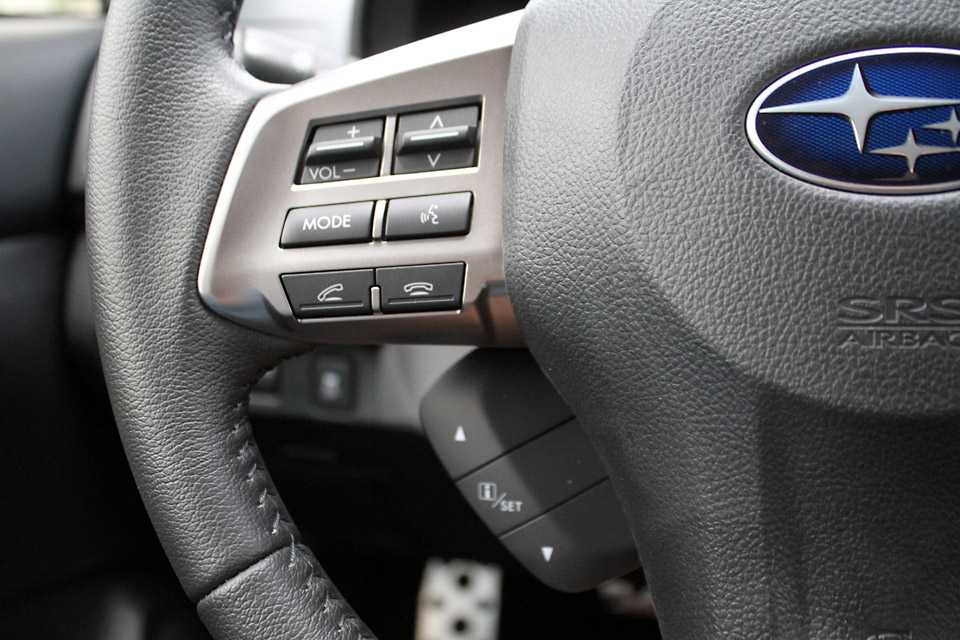 O volante comandos de som e cruise control