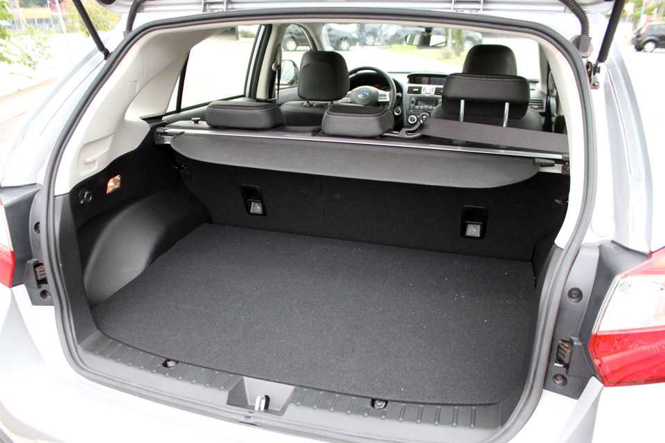 O porta-malas comporta 380 litros