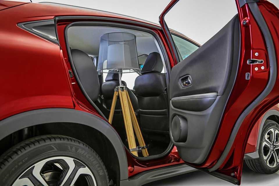 O sistema ULT, que rebate bancos de diversas formas, permite transportar objetos altos com facilidade