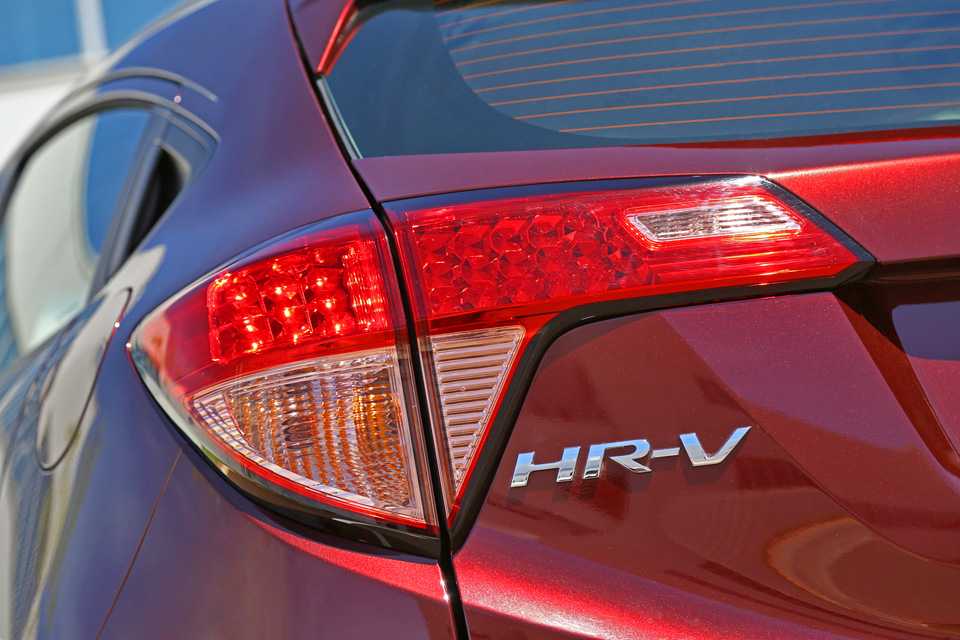 Lanternas são atraentes e dão aparência mais larga ao HR-V