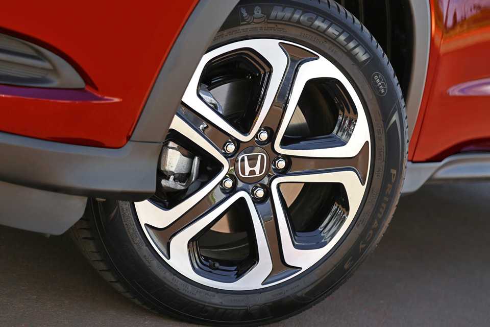 Estratégia curiosa: enquanto HR-V LX manual tem rodas de aço, outras versões usam a mesma roda de liga leve, de 17 polegadas