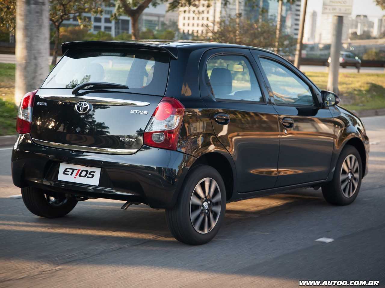 Toyota Etios 2015 - ângulo traseiro