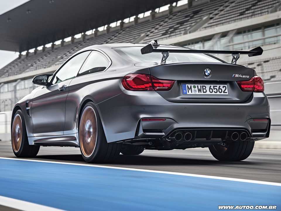 BMWM4 2016 - ngulo traseiro