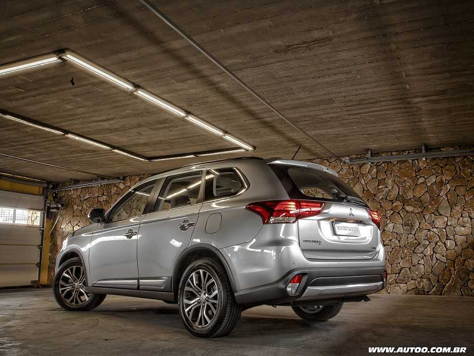 Mitsubishi�Outlander 2015 - �ngulo traseiro