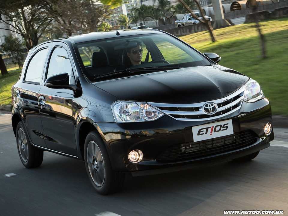 Toyota Etios 2015 - ângulo frontal