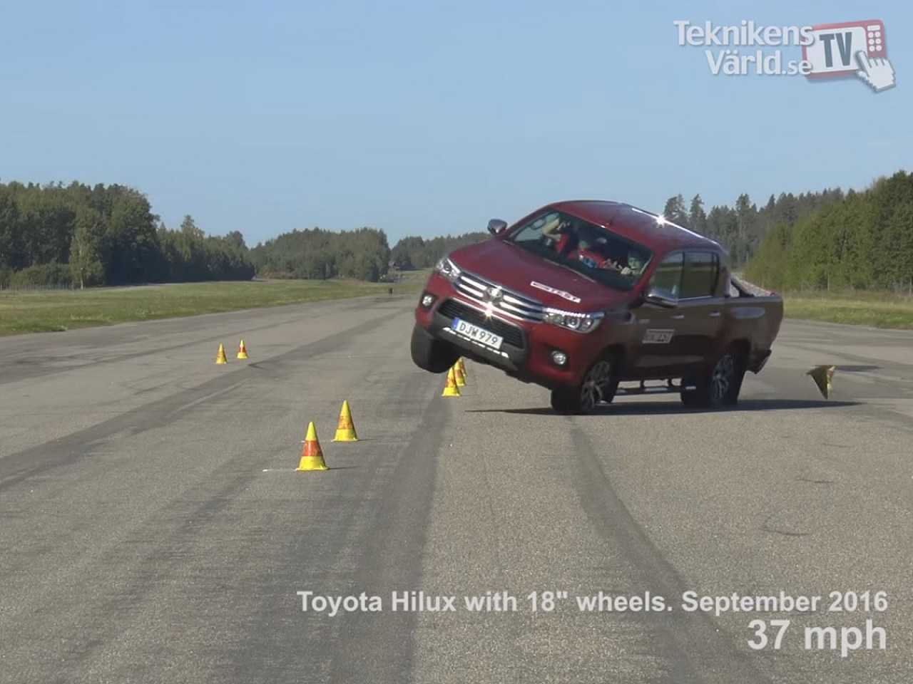 Toyota Hilux quase capota durante realizao do teste do alce