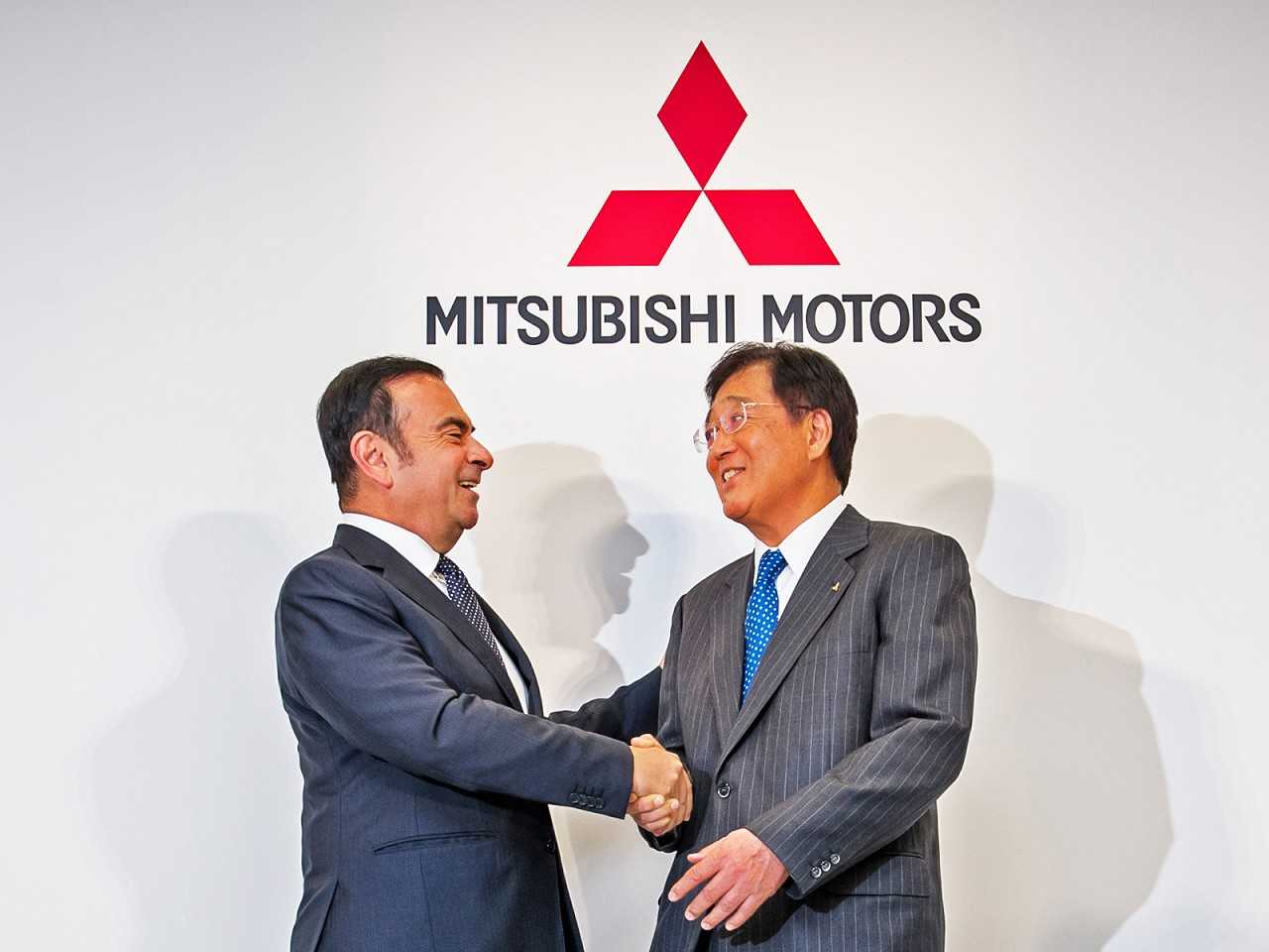 Carlos Ghosn, CEO da Renault-Nissan, e Osamu Masuko, presidente da MMC: grupo com 10 milhes de veculos vendidos