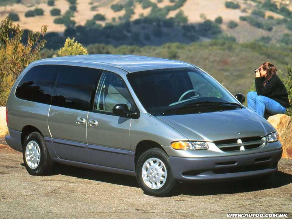 ChryslerGrand Caravan 2000 - ngulo frontal
