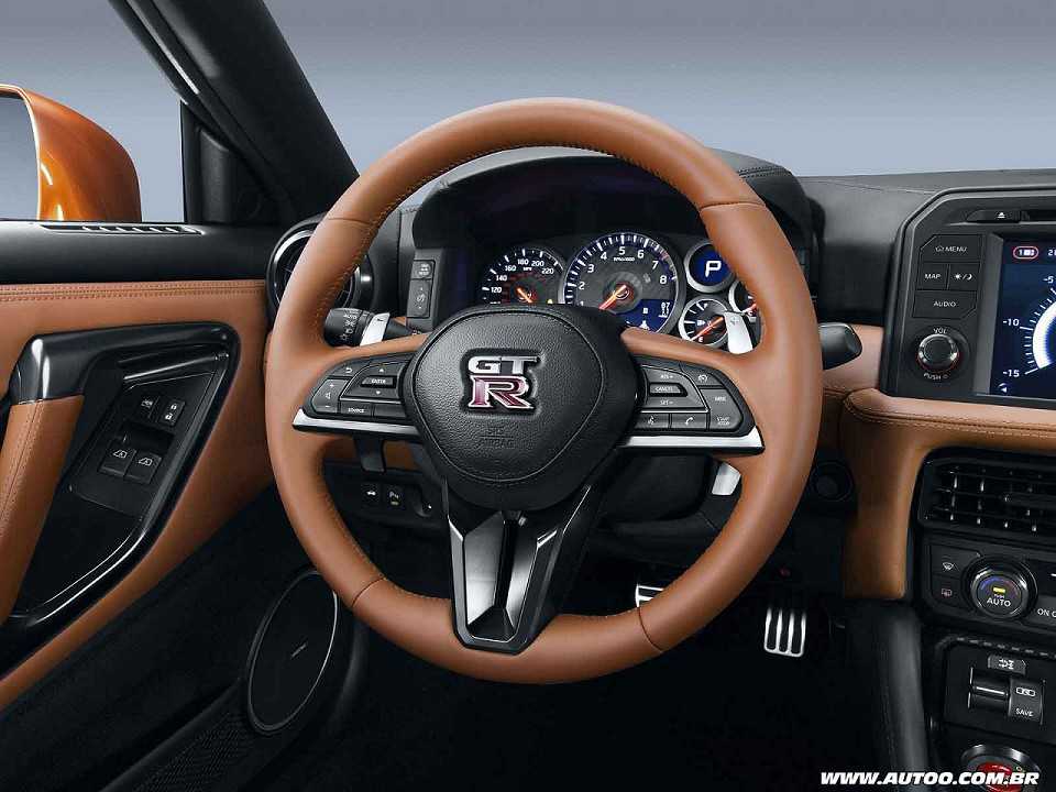 Nissan GT-R 2017 - volante