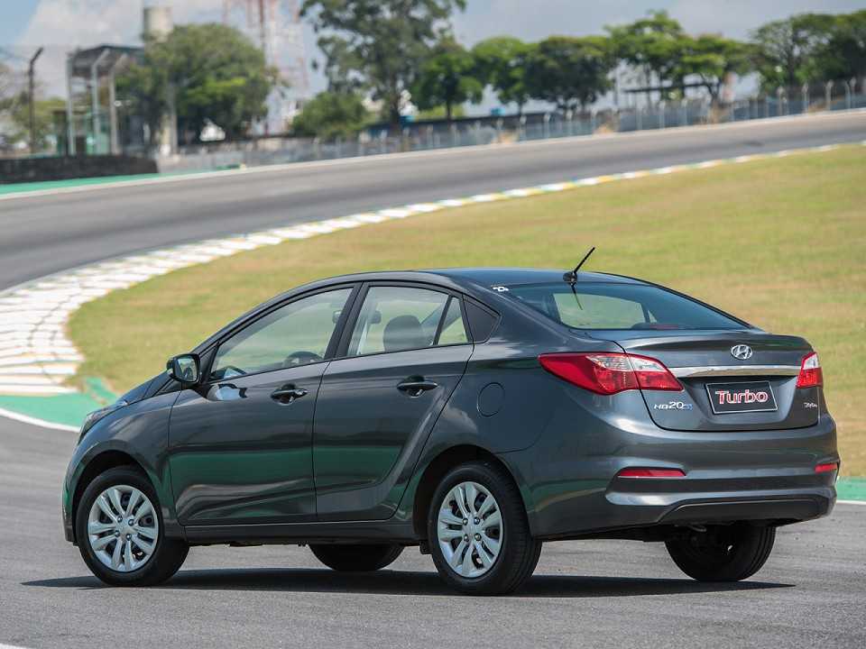 HyundaiHB20S 2017 - ngulo traseiro