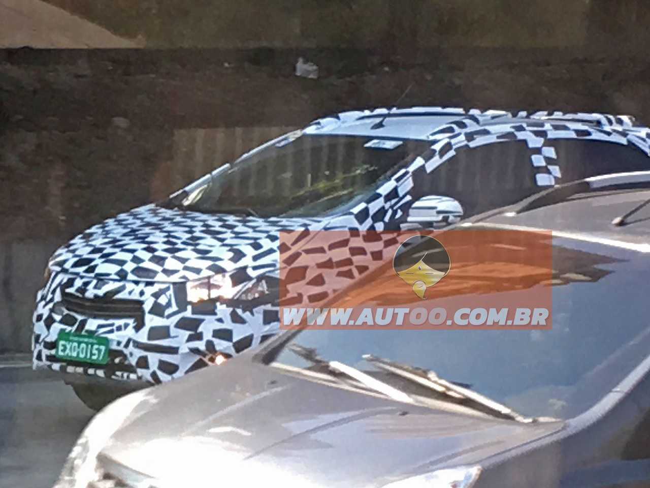 Chevrolet Onix aventureiro  flagrado no trnsito em So Paulo