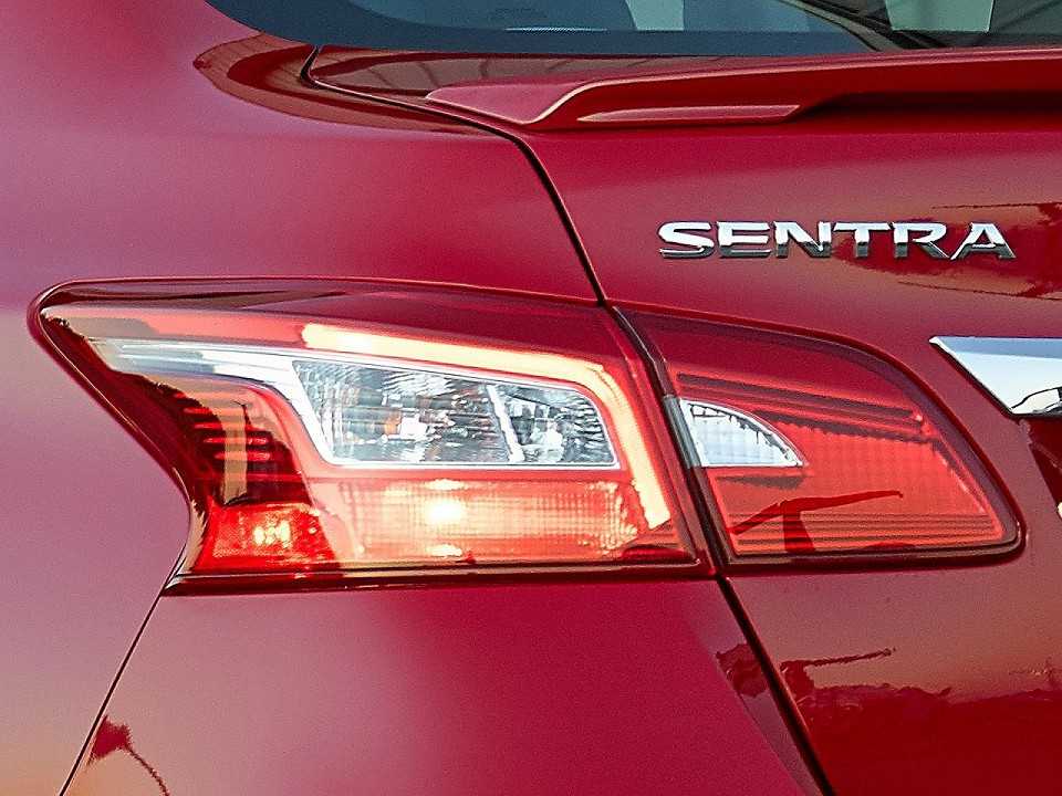NissanSentra 2017 - lanternas
