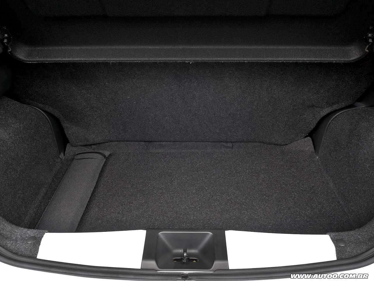 NissanMarch 2017 - porta-malas
