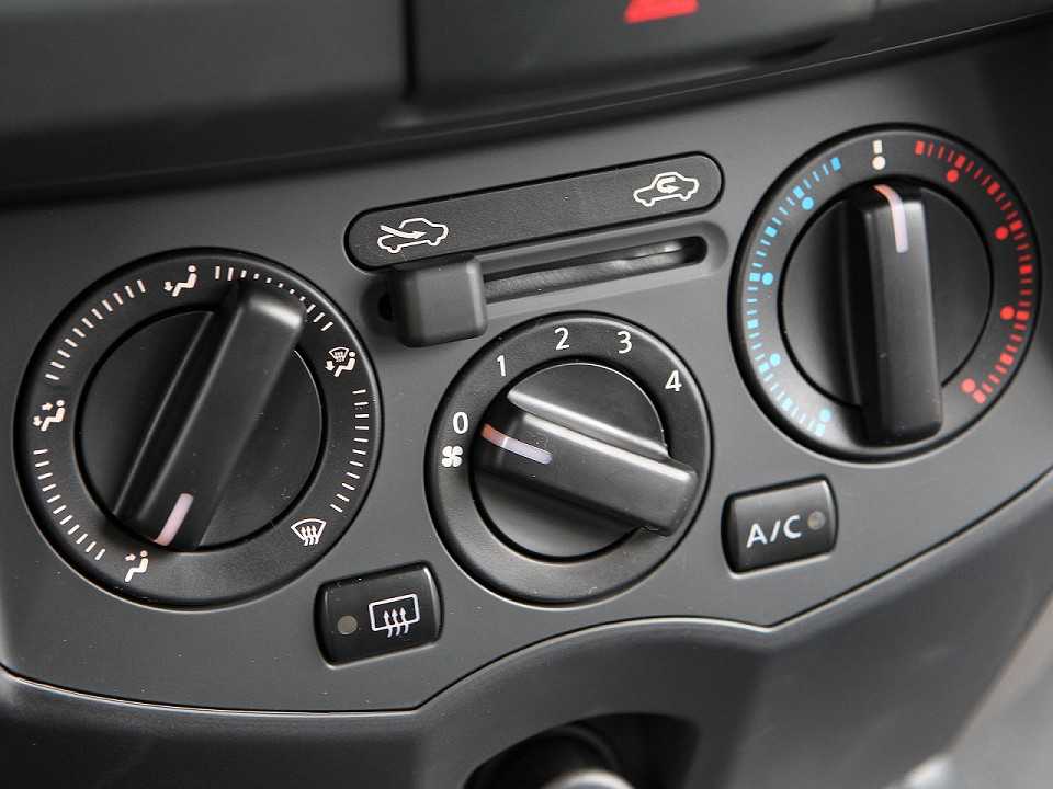 Espere o motor atingir a temperatura ideal de funcionamento antes de ligar o ar-condicionado para esquentar a cabine