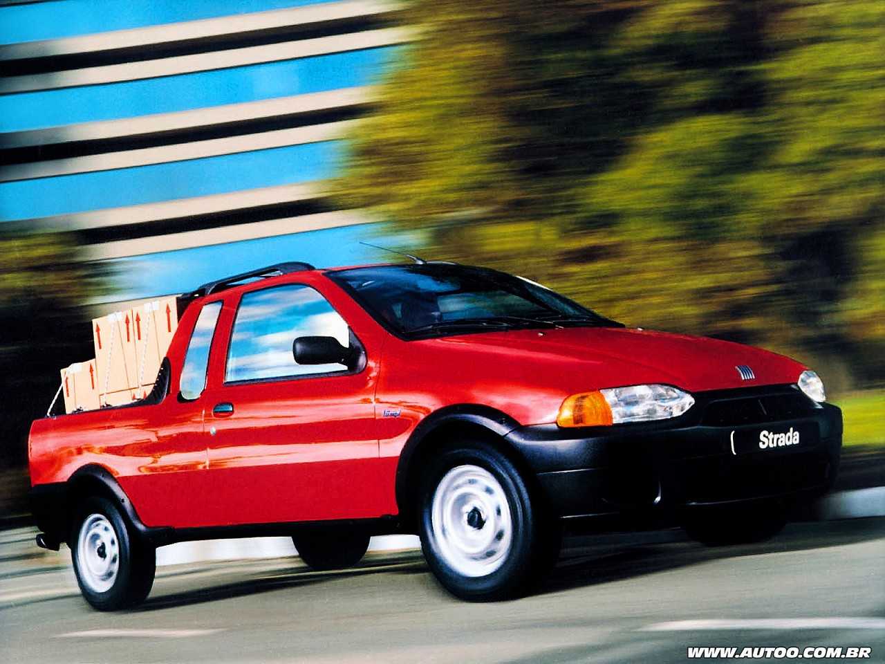 Em 1999, a Fiat Strada torna-se a primeira picape compacta a oferecer cabine estendida