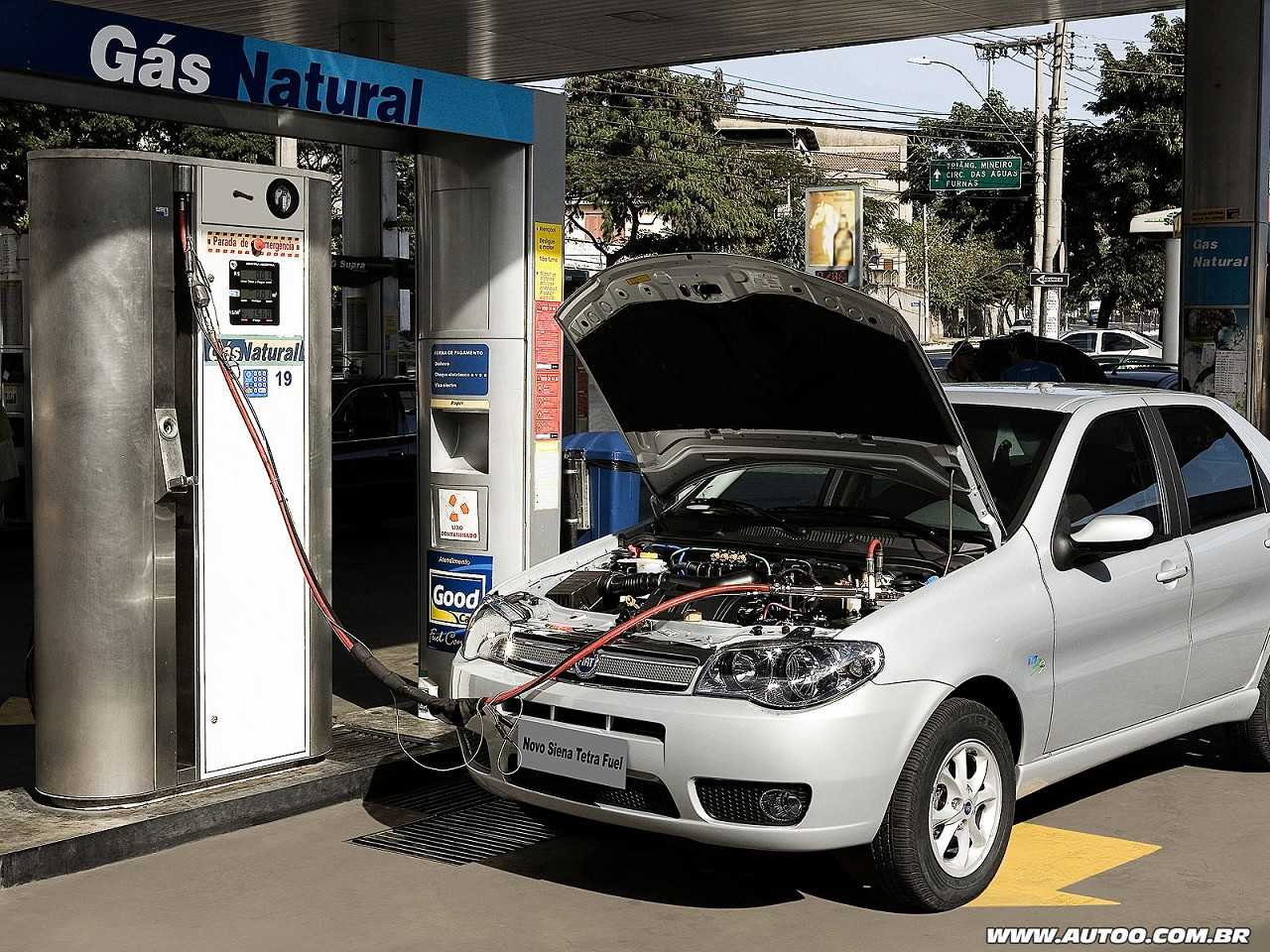 O Siena Tetrafuel de 2006 é o primeiro carro do mundo que pode ser abastecido com quatro combustíveis: gasolina, etanol, GNV e gasolina pura