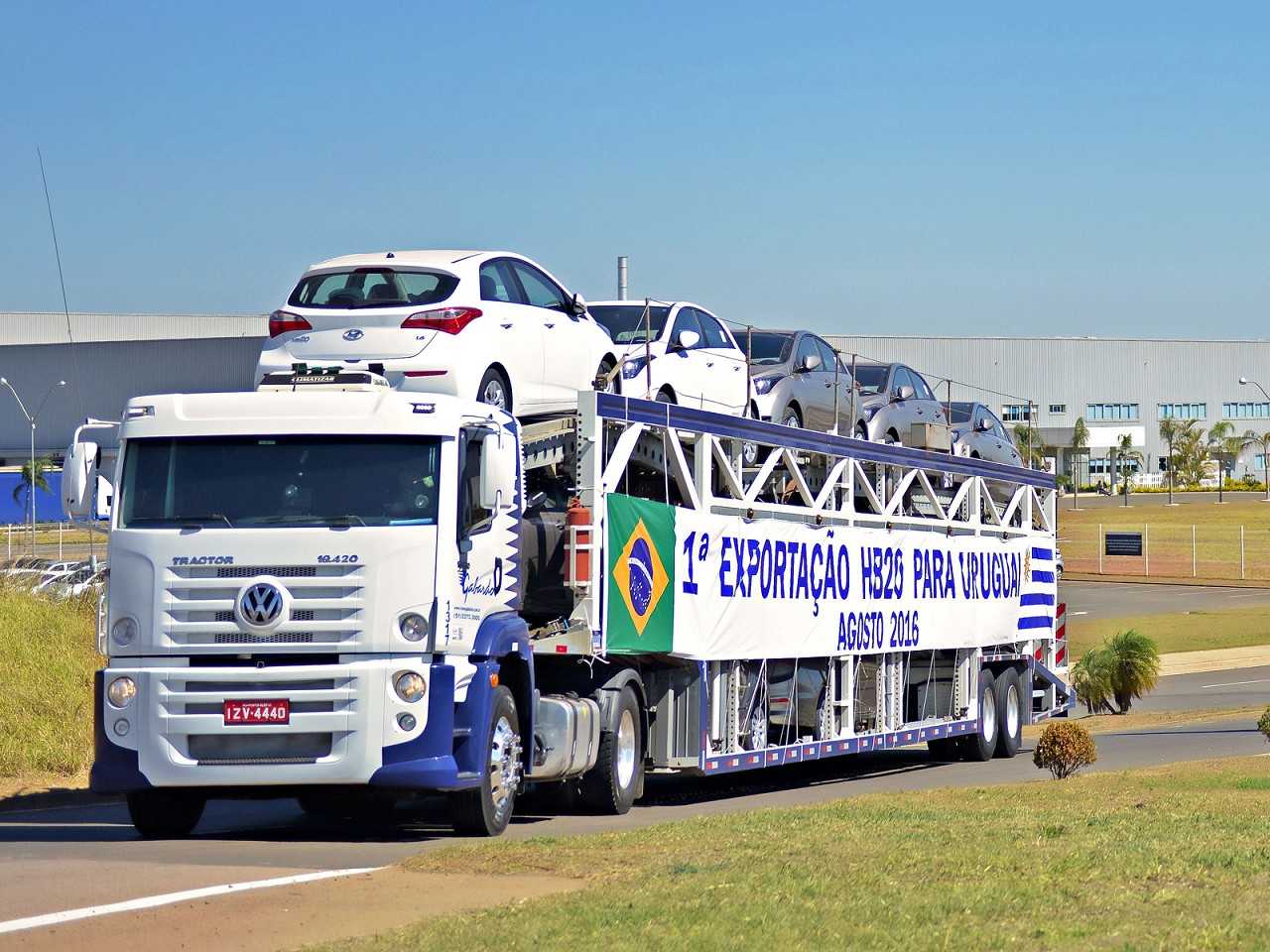 Caminhão-cegonha leva os primeiros HB20 para o Uruguai