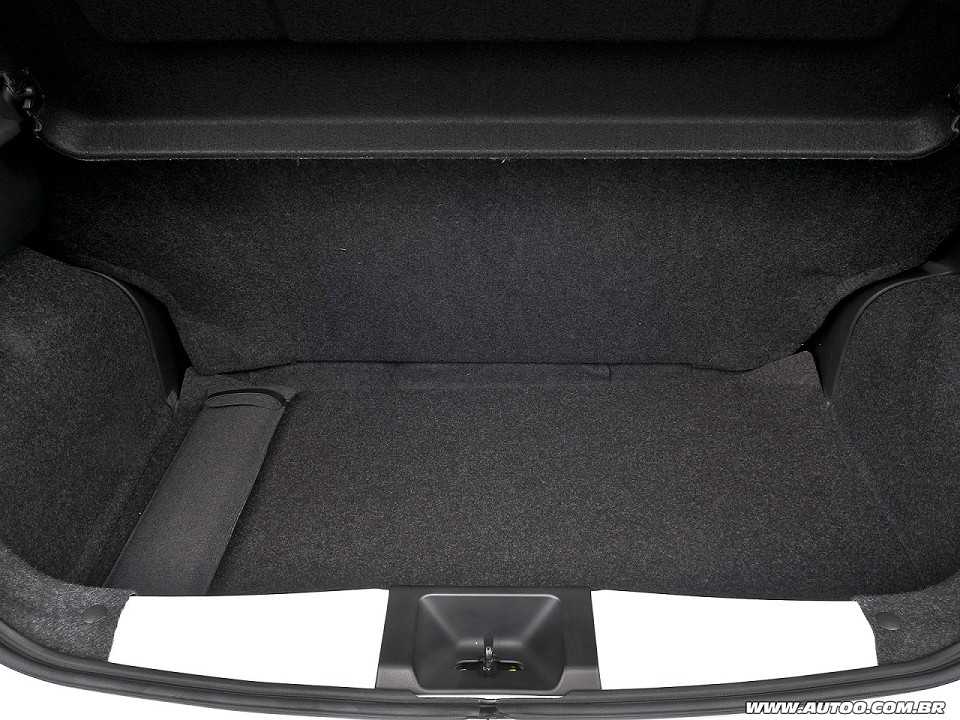 Nissan�March 2017 - porta-malas