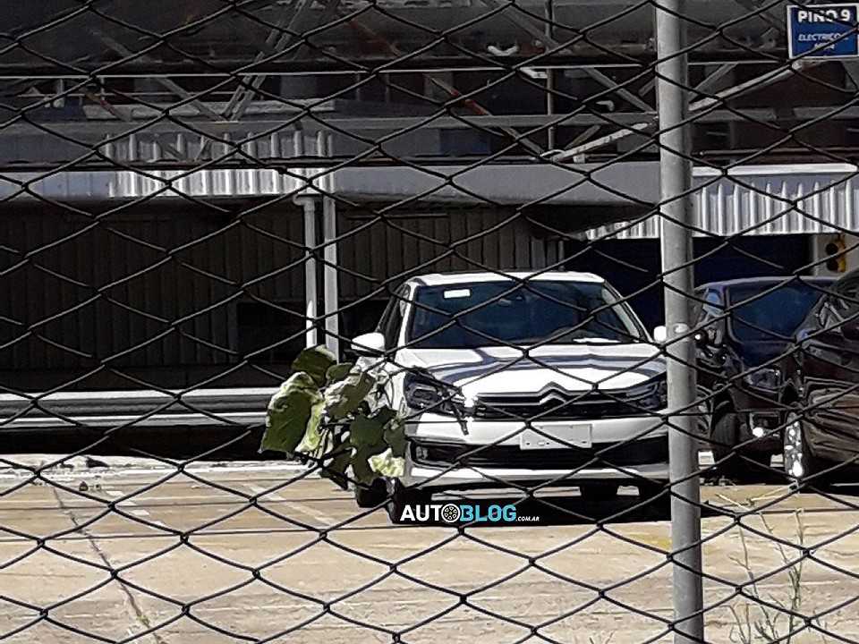 Flagra revelando o facelift que o Citroën C4 Lounge vai estrear na linha 2018