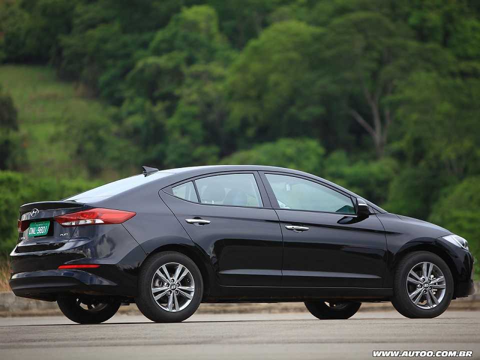 Hyundai�Elantra 2017 - �ngulo traseiro