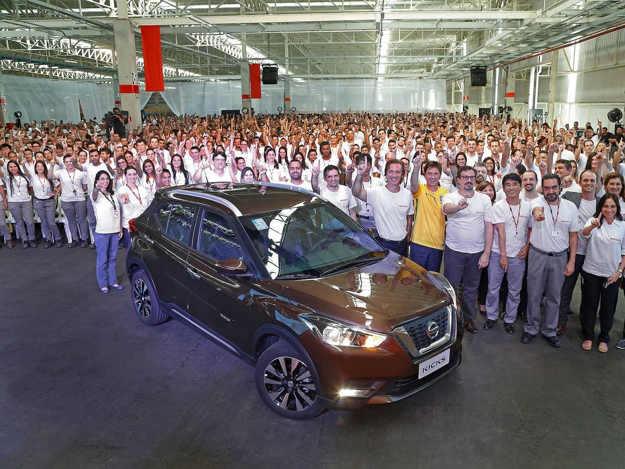 Funcionrios da Nissan comemoram o incio da produo plena do Kicks no Brasil