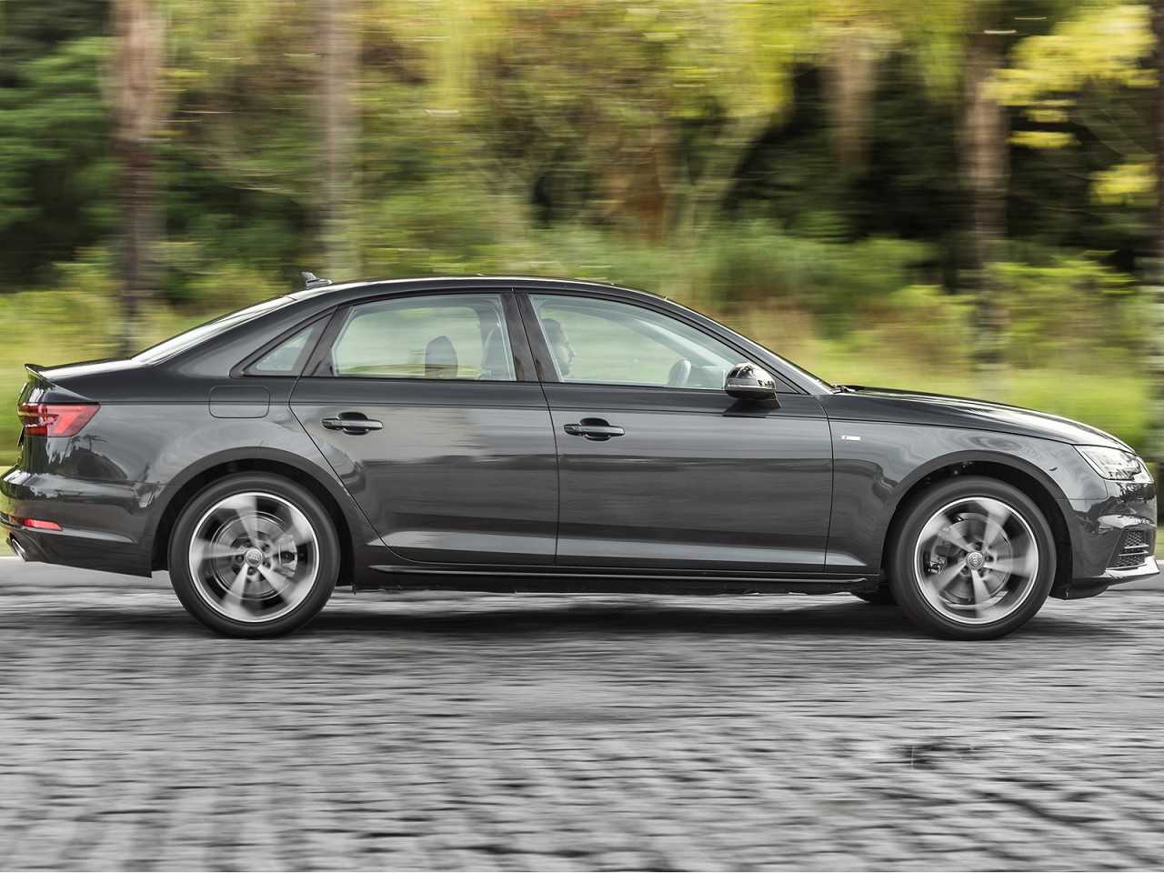 AudiA4 2018 - lateral