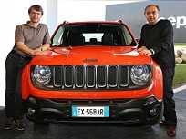 Divulgação Michael Manley, que assumiu o posto de CEO no dia 21, ao lado Marchionne na apresentação do Jeep Renegade em 2014