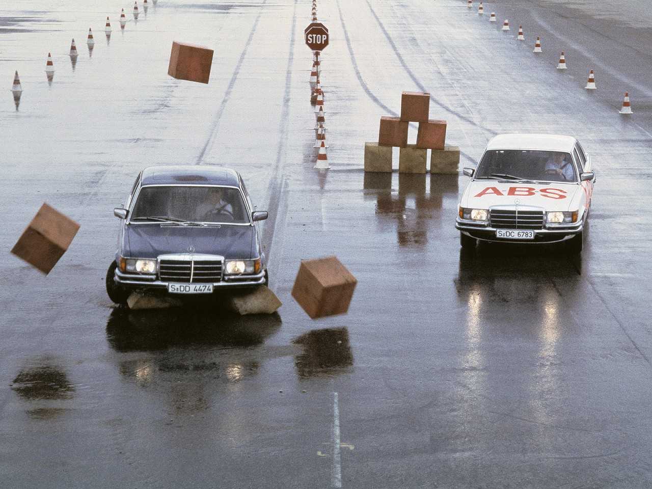 O Mercedes-Benz Classe S em 1978 realizando testes com o sistema de freios ABS