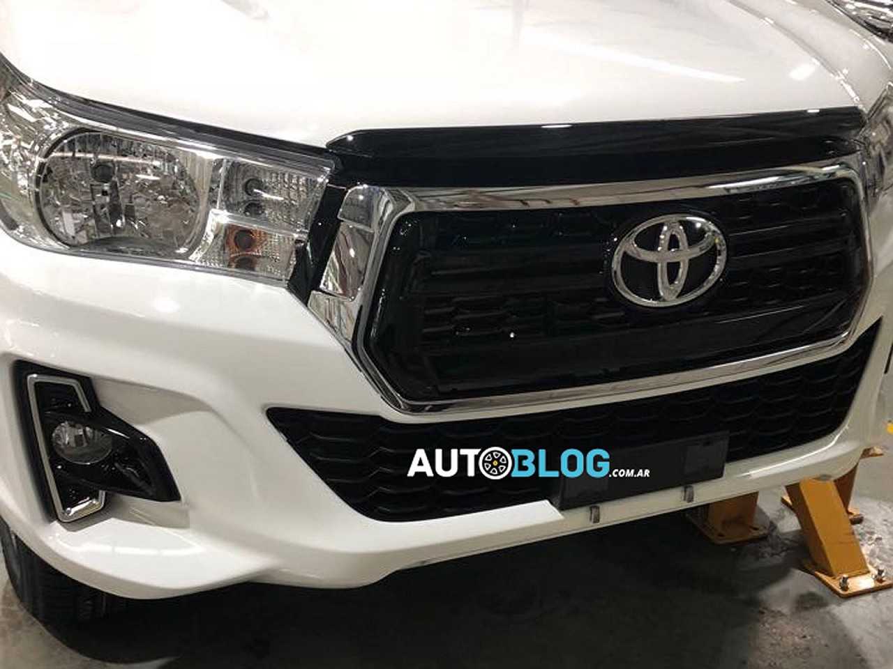 Acima o flagra publicado pelo Argentina Autoblog revelando a Toyota Hilux 2019