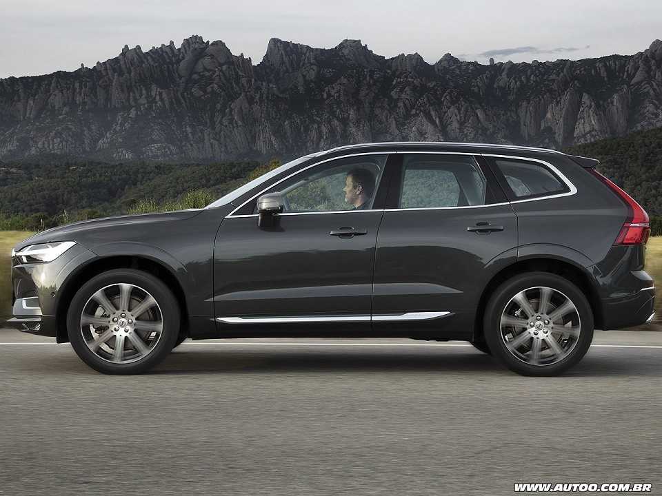 VolvoXC60 2019 - lateral