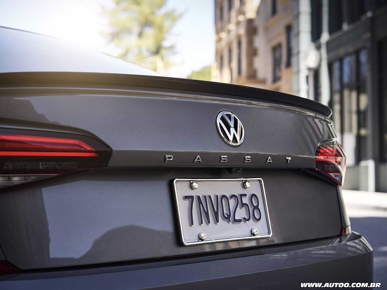 Acima um detalhe do novo Volkswagen Passat 2020 vendido nos EUA