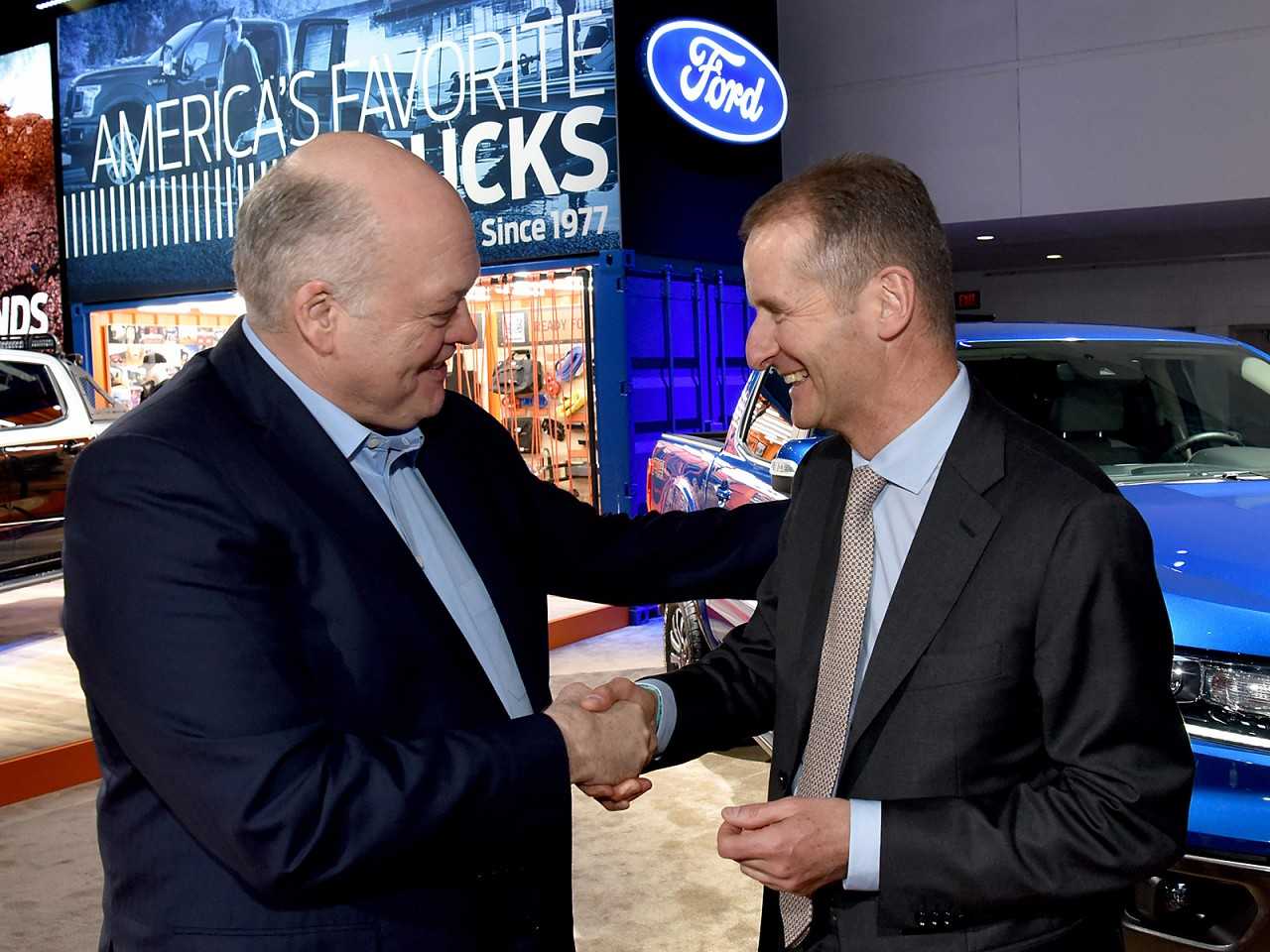 Jim Hackett (esquerda), CEO da Ford, e Herbert Diess, CEO da Volkswagen, anunciam nova aliana global