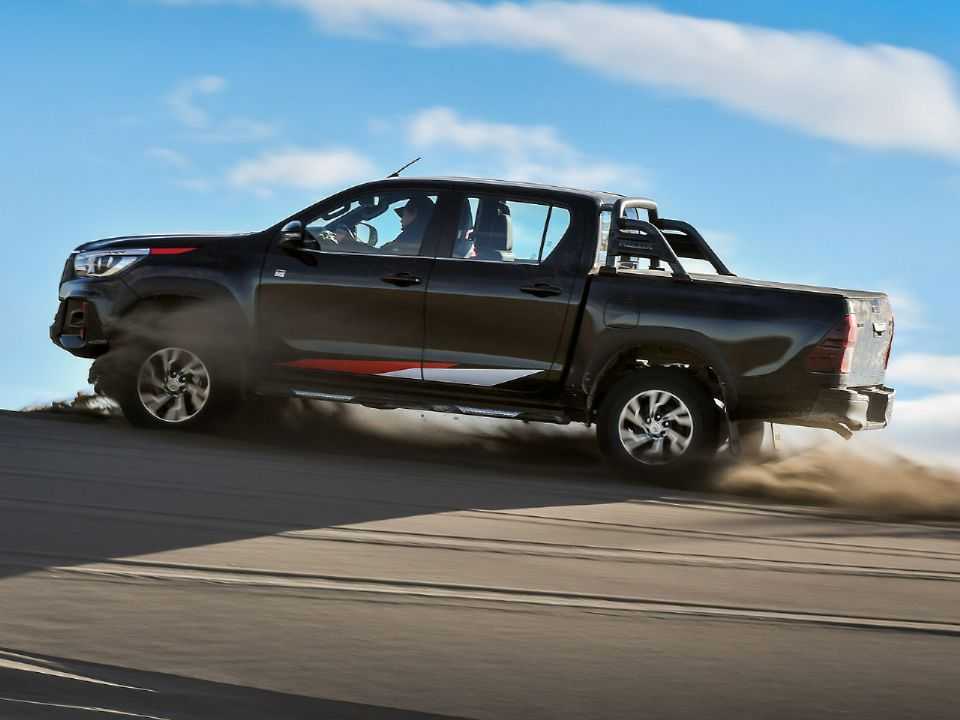 ToyotaHilux 2020 - lateral