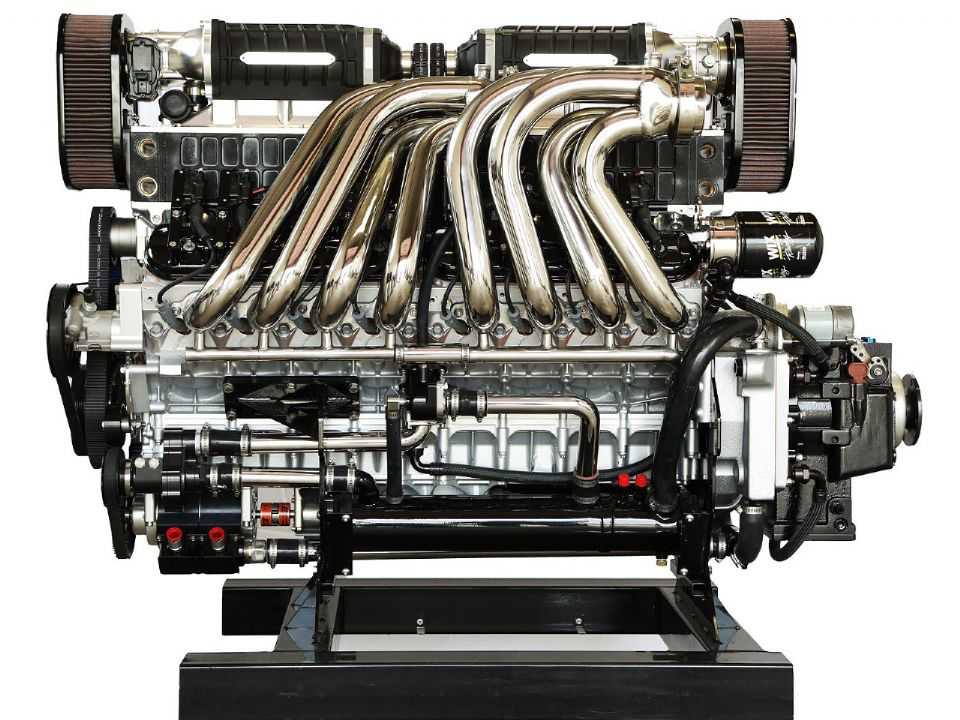 Acima o motor de 14 litros e 16 cilindros produzido pela Sixteen Power