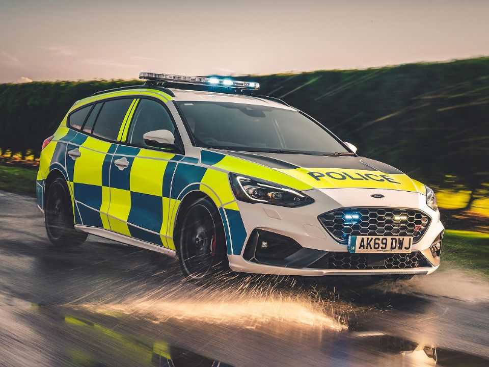 Para perseguições em alta velocidade, polícia inglesa tem o reforço de uma station Ford Focus ST