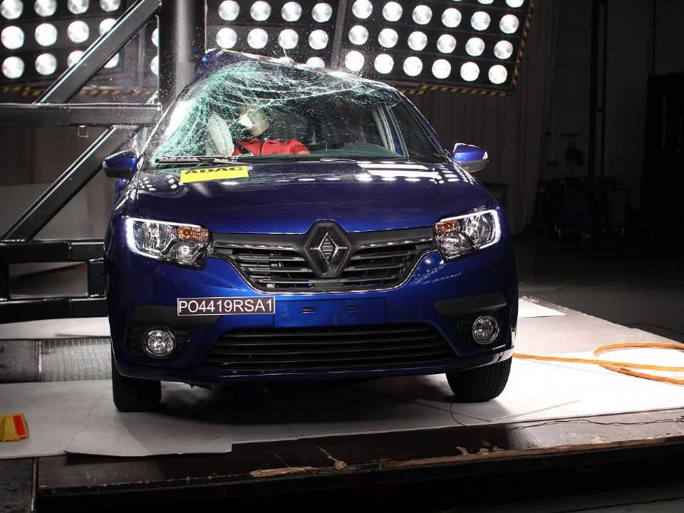 Acima o Renault Sandero durante avaliação do Latin NCAP